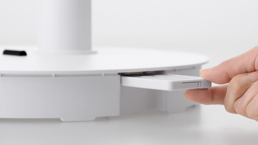 リモコンをベースの中に収納するイメージ