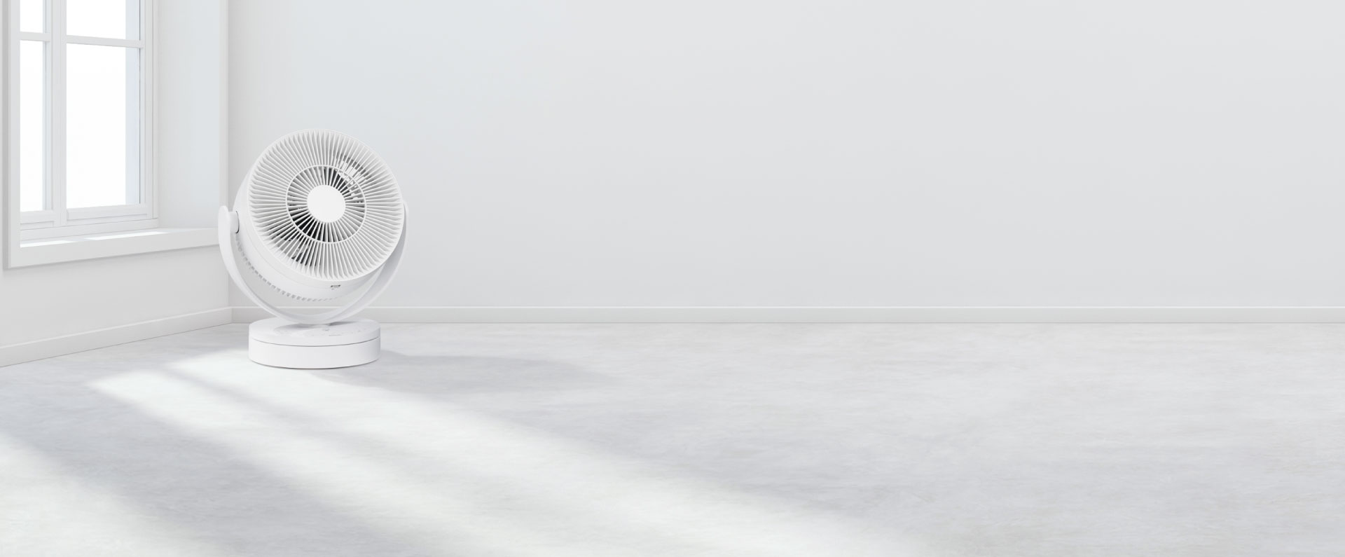 モダンな部屋の窓際に置かれたサーキュレーター