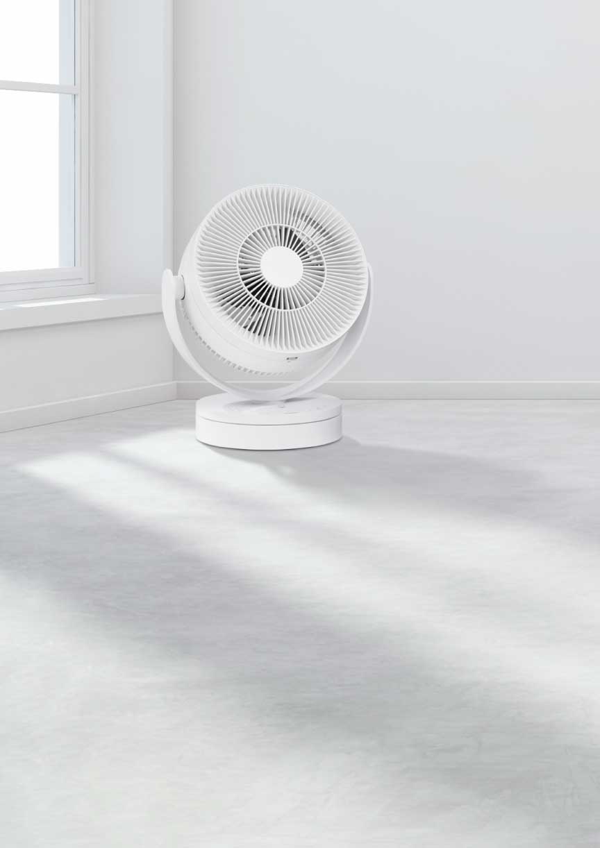 モダンな部屋の窓際に置かれたサーキュレーター