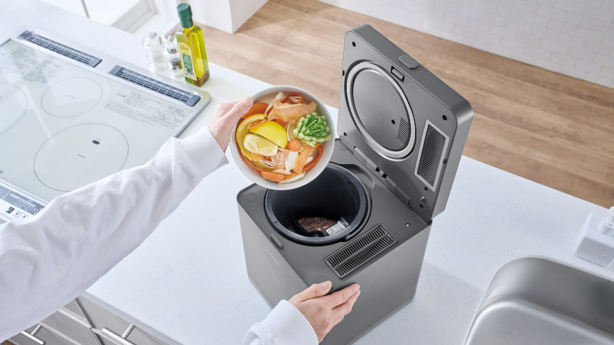 生ごみを処理容器に投入している様子