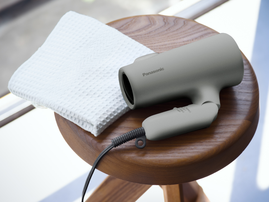 写真：折り畳まれた状態のEH-NE5P-H（ストーングレー）