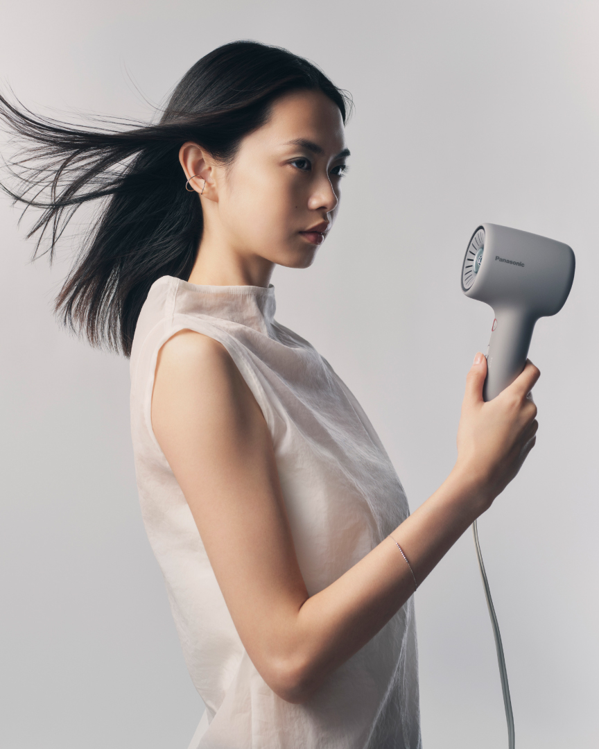 画像：ドライヤーを持つ女性