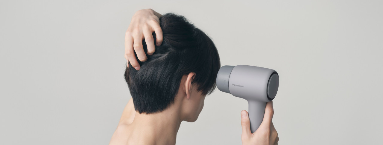 商品画像：ドライヤーを使用する男性