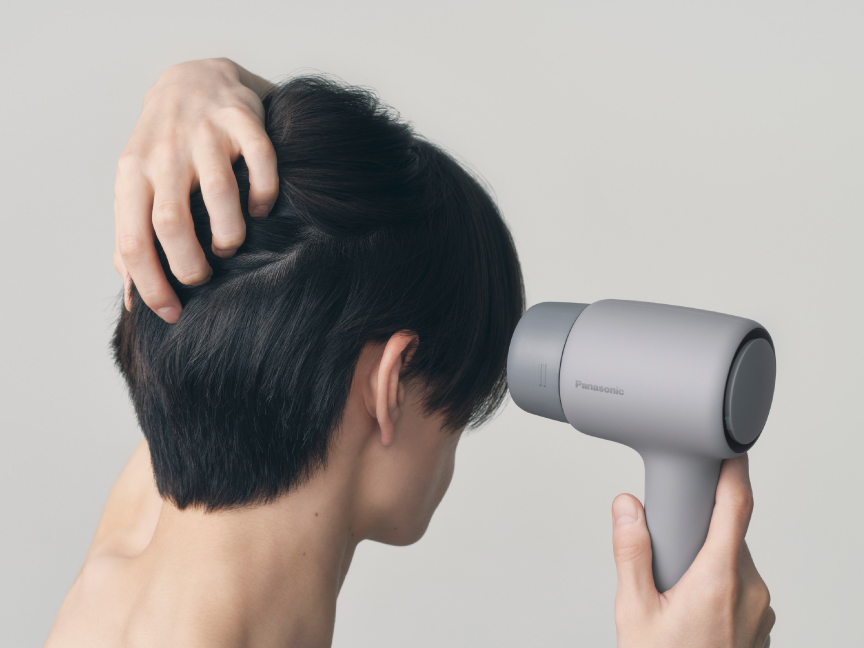 商品画像：ドライヤーを使用する男性