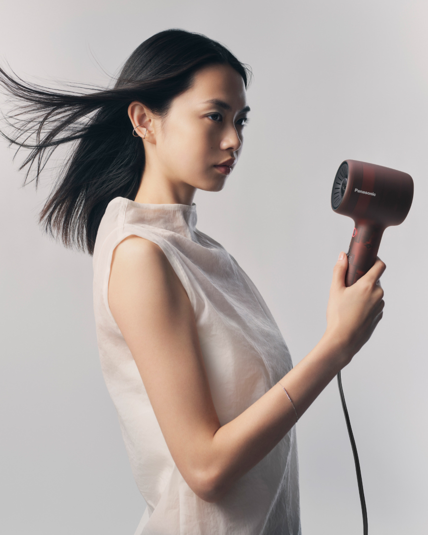 画像：ドライヤーを持つ女性