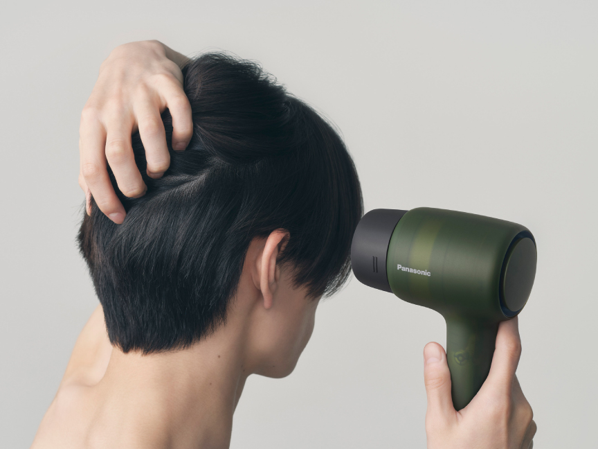 商品画像：ドライヤーを使用する男性