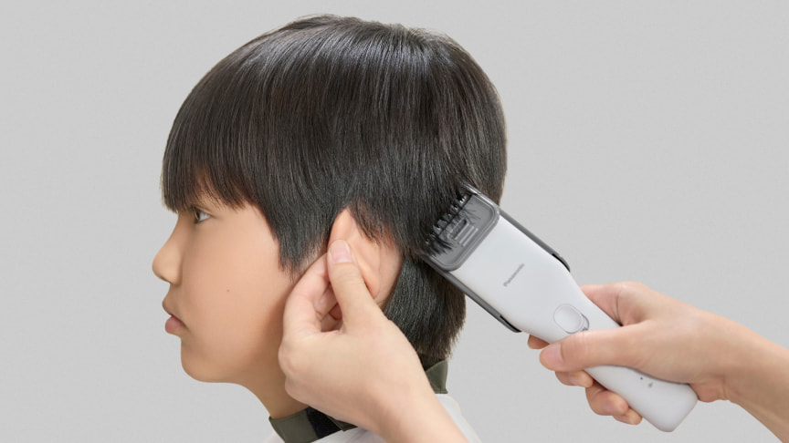 写真：耳まわりアタッチメントで子どもの髪を整えるヘアカットシーン