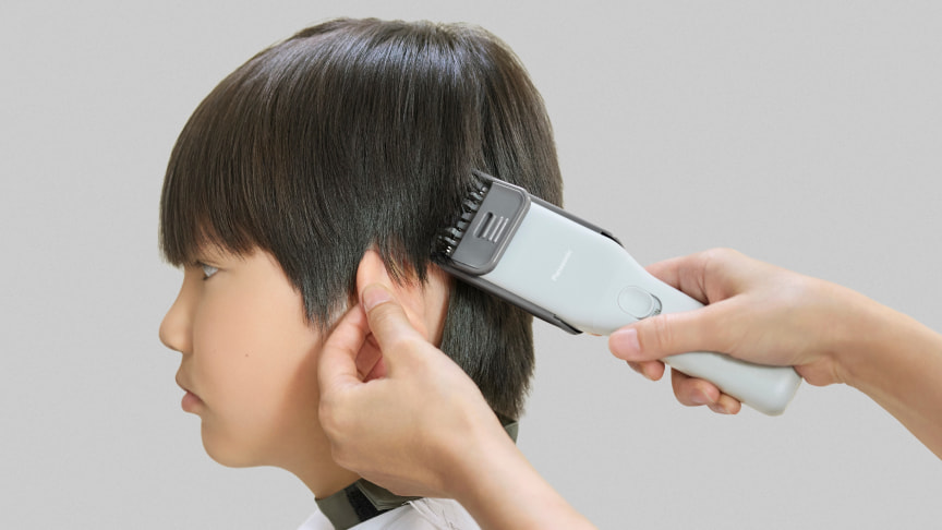 写真：耳まわりアタッチメントで子どもの髪を整えるヘアカットシーン