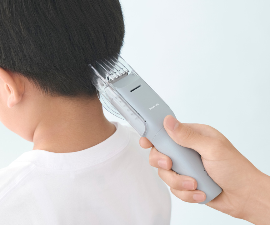写真：バリカンで子どもの襟足を整えているヘアカットシーン