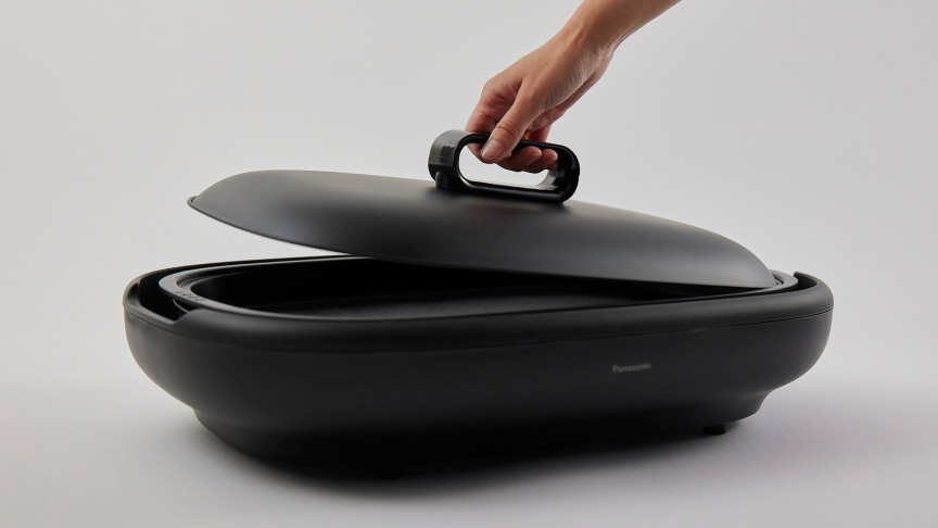 写真：ふたを持ち上げるようす