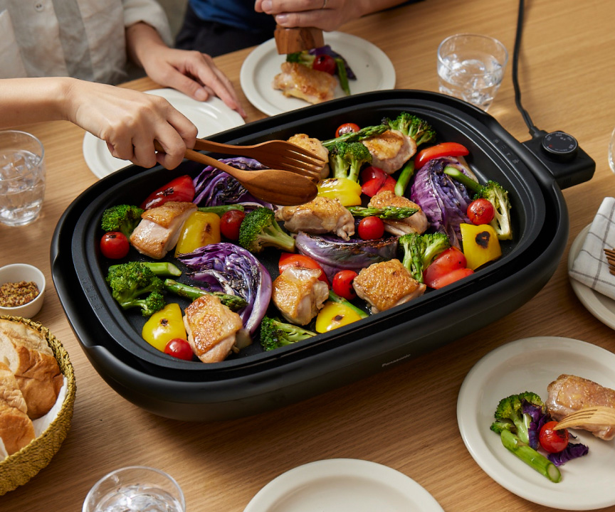 写真：野菜と鶏肉が載ったホットプレート