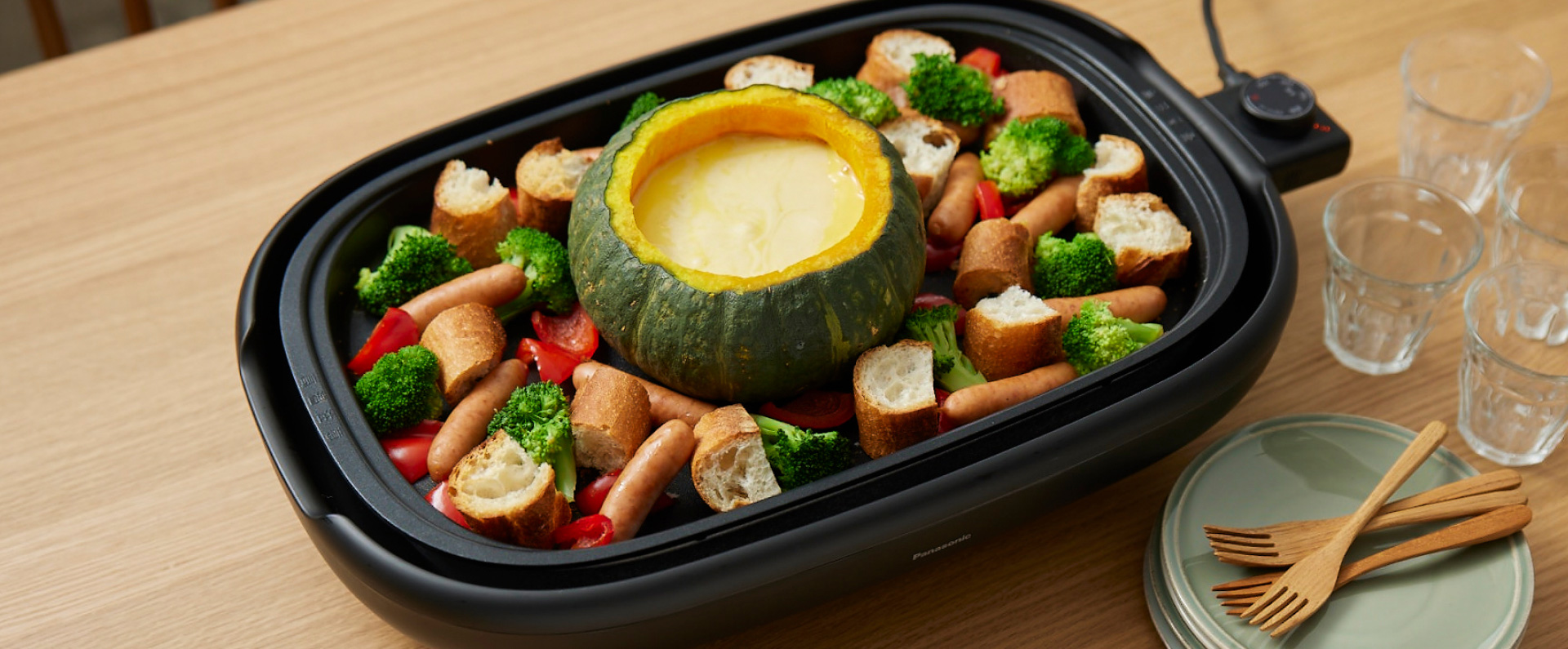 写真：中央にヘタだけ切られたかぼちゃが載ったホットプレート