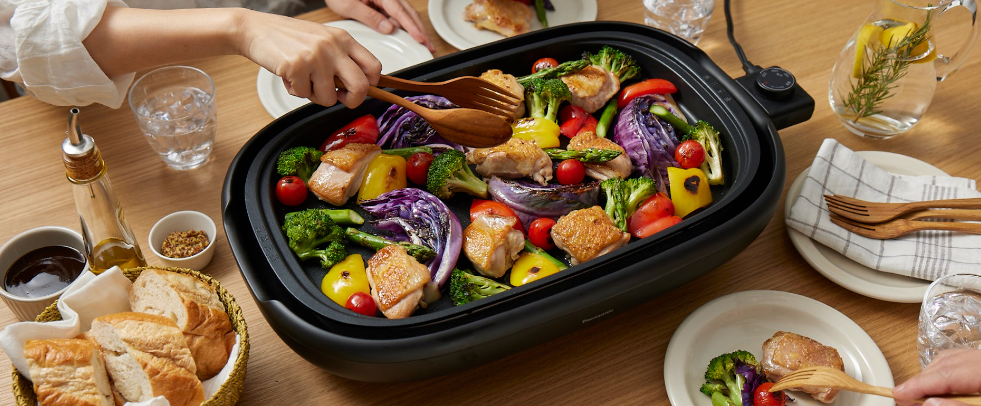 写真：野菜と鶏肉が載ったホットプレート