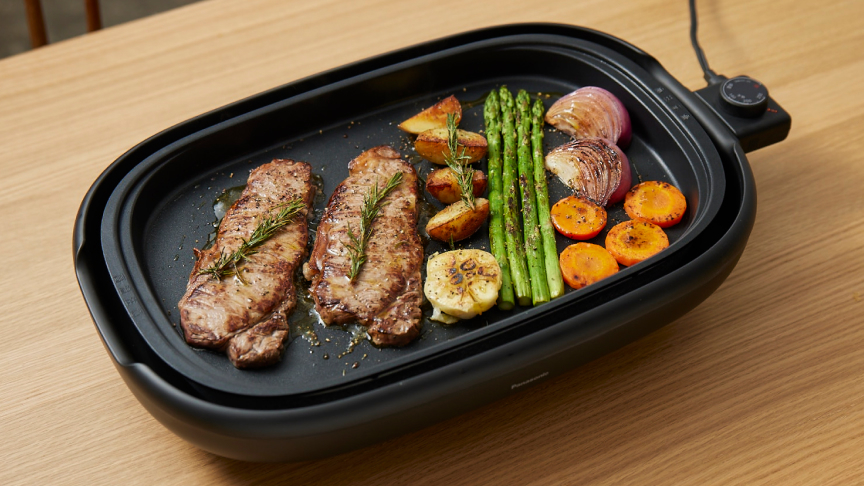 写真：ホットプレートで野菜や肉を焼くようす