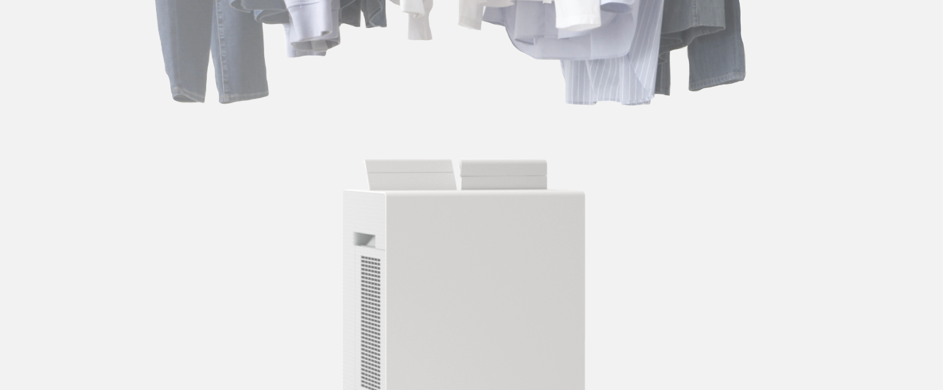 除湿機のツインルーバーがスイングし、 洗濯物と洗濯物の間に風を送っている画像です