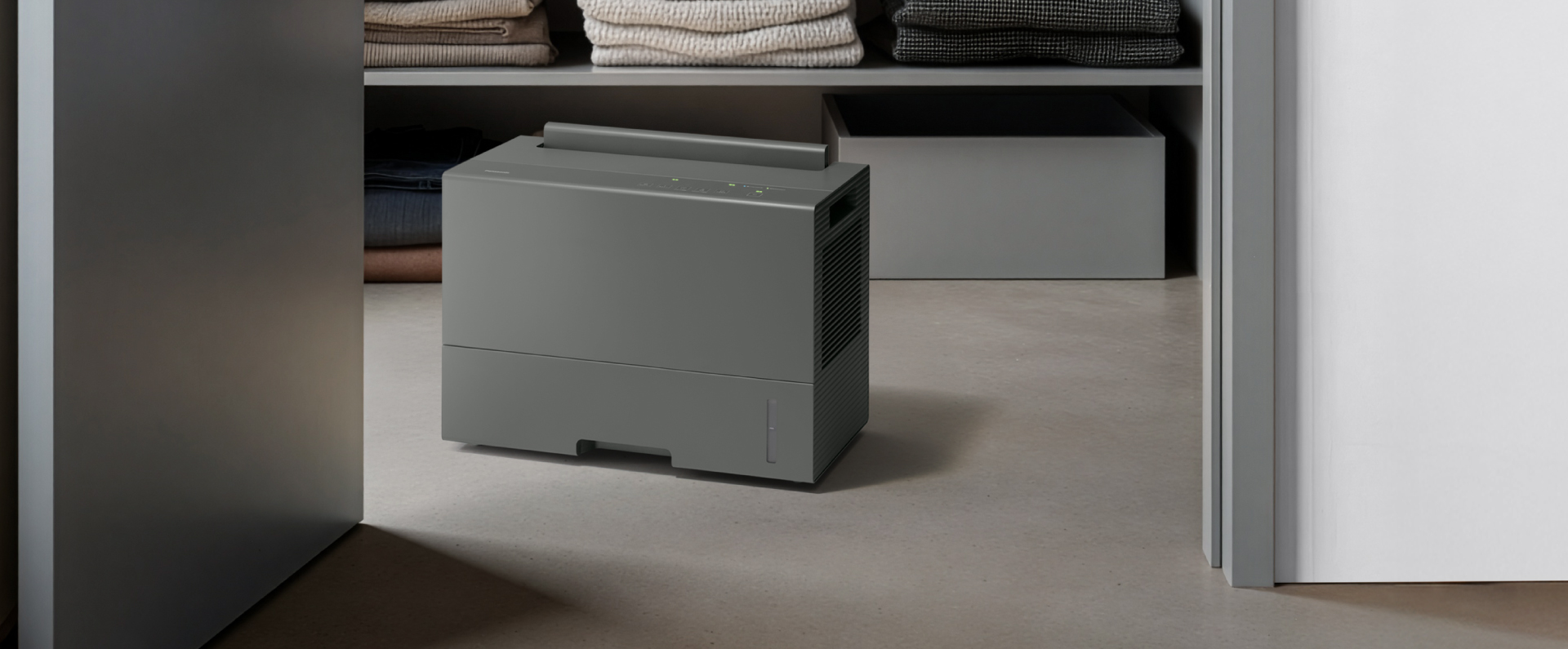 除湿機がホースで連続排水している画像です