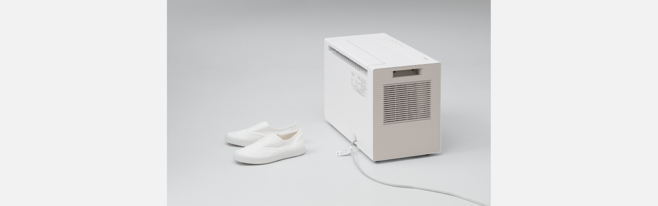 ツインルーバーが、ゆっくりスイングとすばやくスイングで洗濯物と洗濯物の間に風を送っている画像です