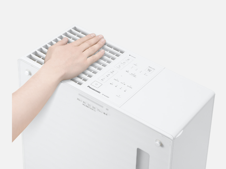 加湿機の吹き出し口に手を置いて、安全性を表している画像です
