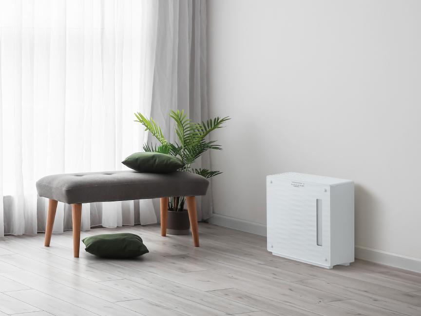 お部屋に加湿機を置いている画像です