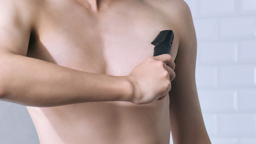 写真：胸にボディトリマーを使用する様子