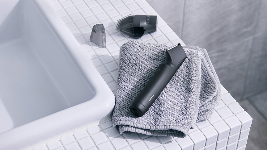 写真：洗面台の横に置かれたボディトリマーとアタッチメント。