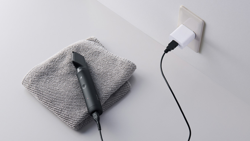 写真：コンセントに接続して充電中のボディトリマーの様子