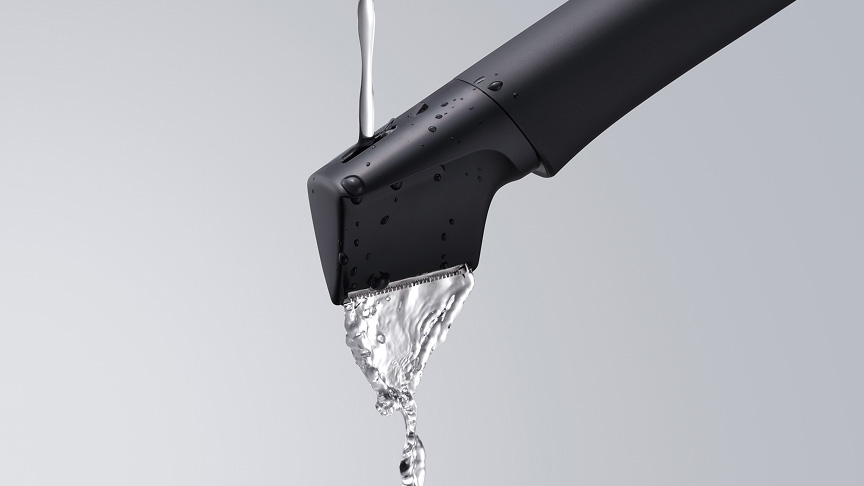 写真：トリマーのヘッド部分に水がかかっている様子。