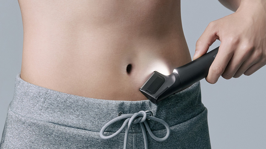 写真：剃るへそ周りをスキンビューLEDが照らす様子