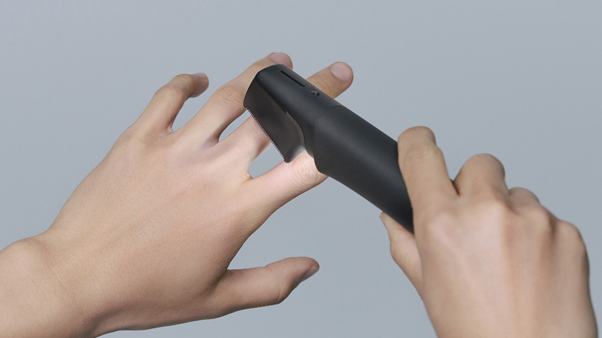 写真：剃る指をスキンビューLEDが照らす様子