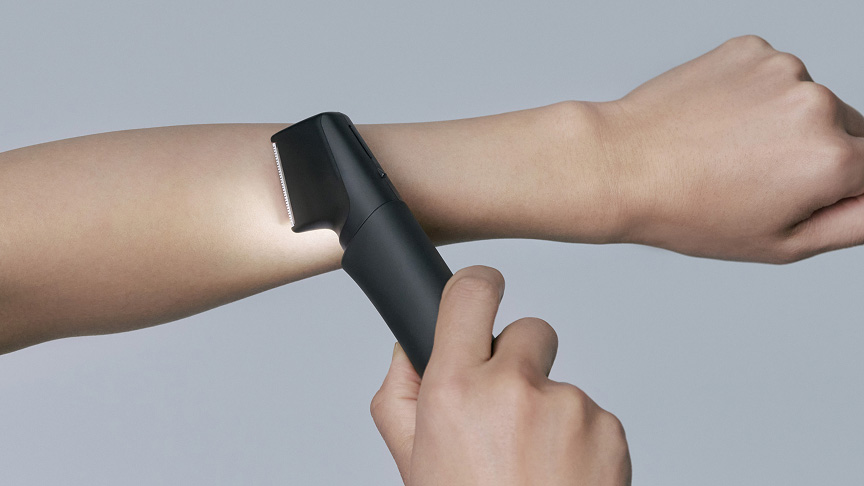 写真：剃る腕をスキンビューLEDが照らす様子