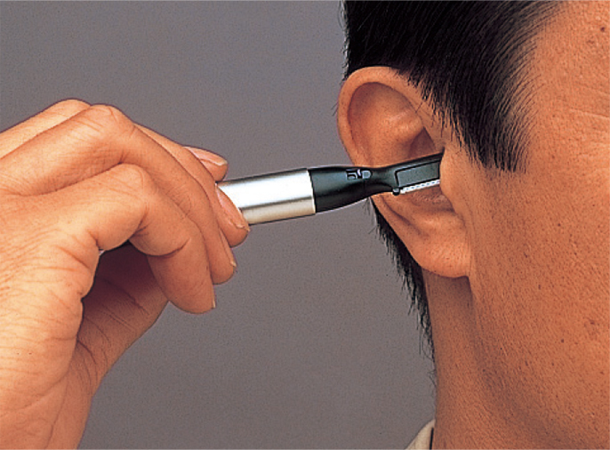 耳まわりの細かい部分のムダ毛をやさしくカット