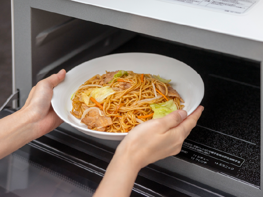 画像：庫内に焼きそばを入れる様子