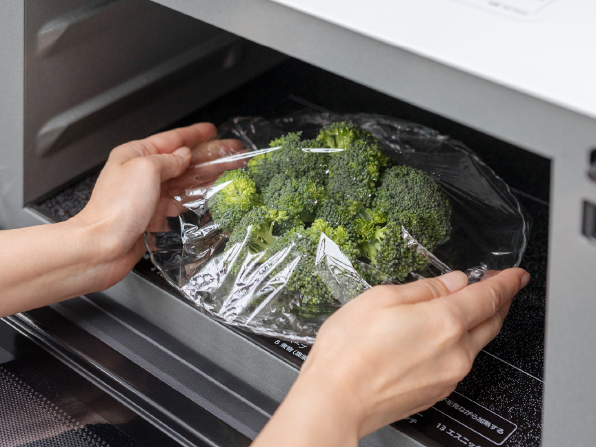 画像：庫内に小さく切ったブロッコリーを入れる様子