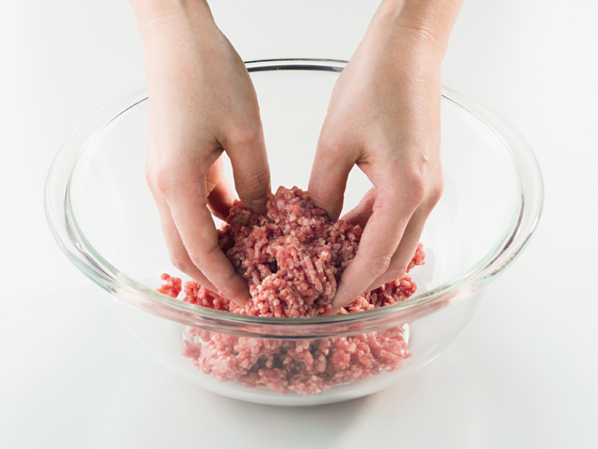 画像：冷凍ひき肉をほぐしている様子。