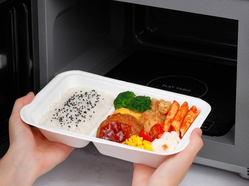 画像：お弁当を庫内に入れている様子。