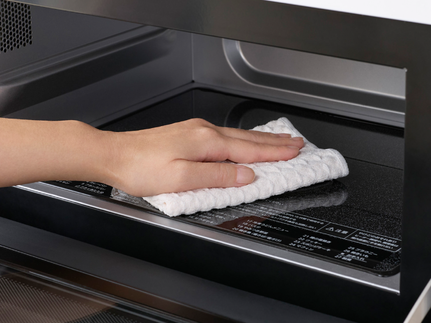 画像：庫内を拭き掃除する様子