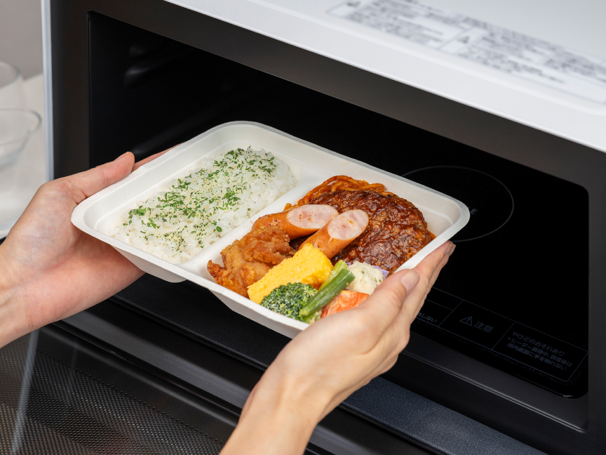 画像：お弁当を庫内に入れている様子。