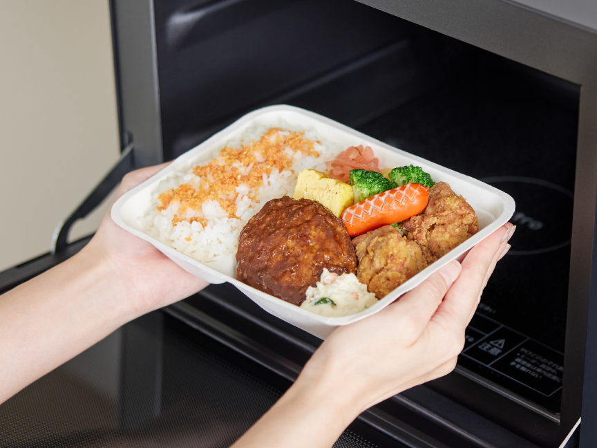 画像：お弁当を庫内に入れている様子。