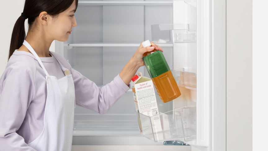 画像：ドアポケットにペットボトル飲料を入れるイメージ