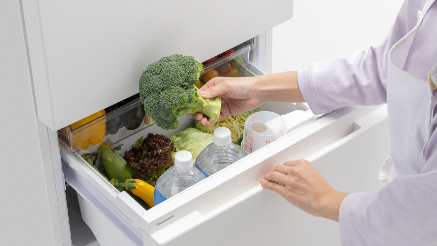 画像：野菜室からブロッコリーを取り出すイメージ