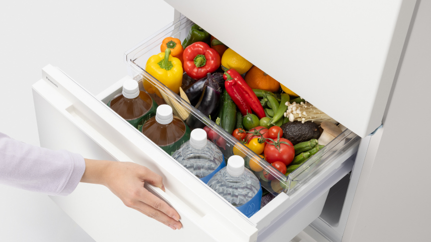 画像：野菜室下段に2Lペットボトルを入れたイメージ