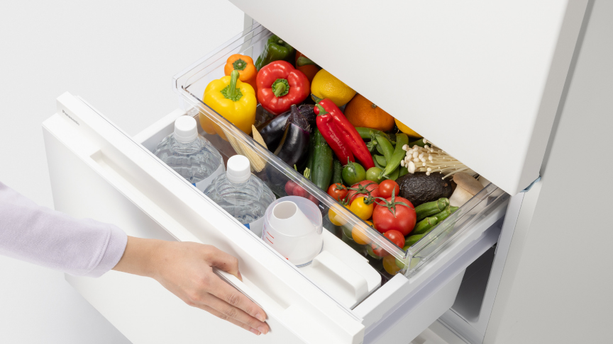 画像：野菜室下段に2Lペットボトルと米びつを入れたイメージ