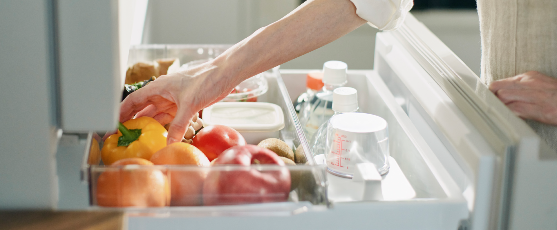 画像：野菜室を引き出しているイメージ