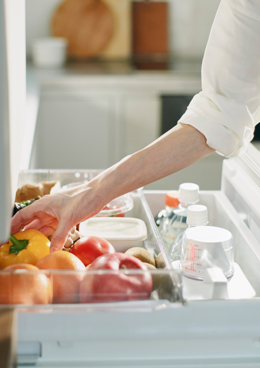 画像：野菜室を引き出しているイメージ