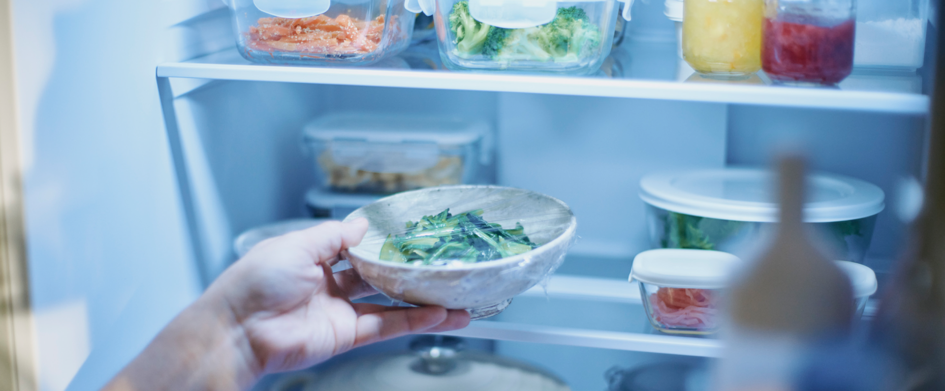画像：冷蔵室に食品を入れているイメージ