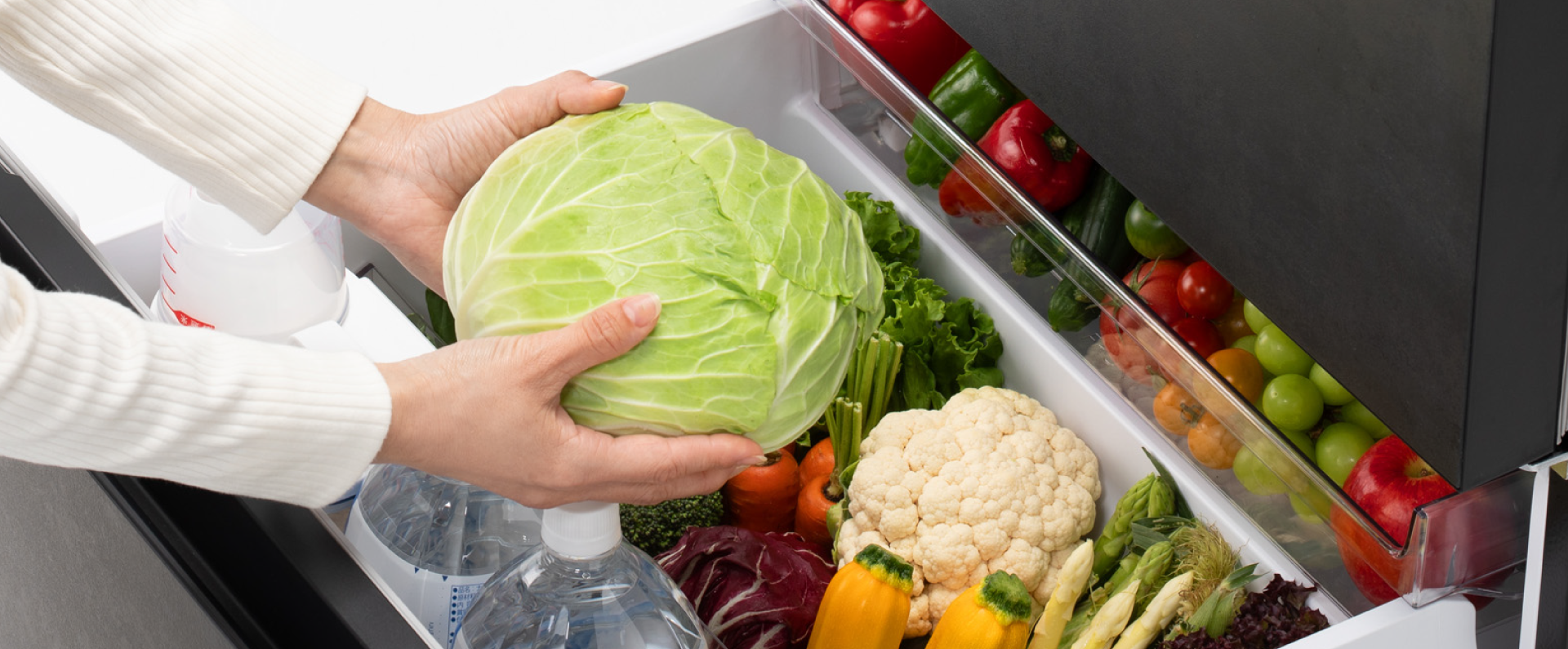 画像：野菜室を引き出しているイメージ