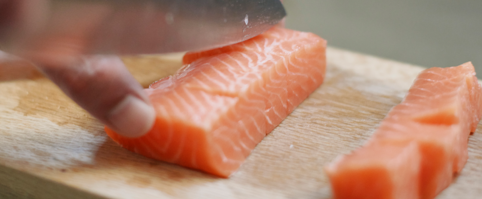 画像：サーモンをサクッと切っているイメージ