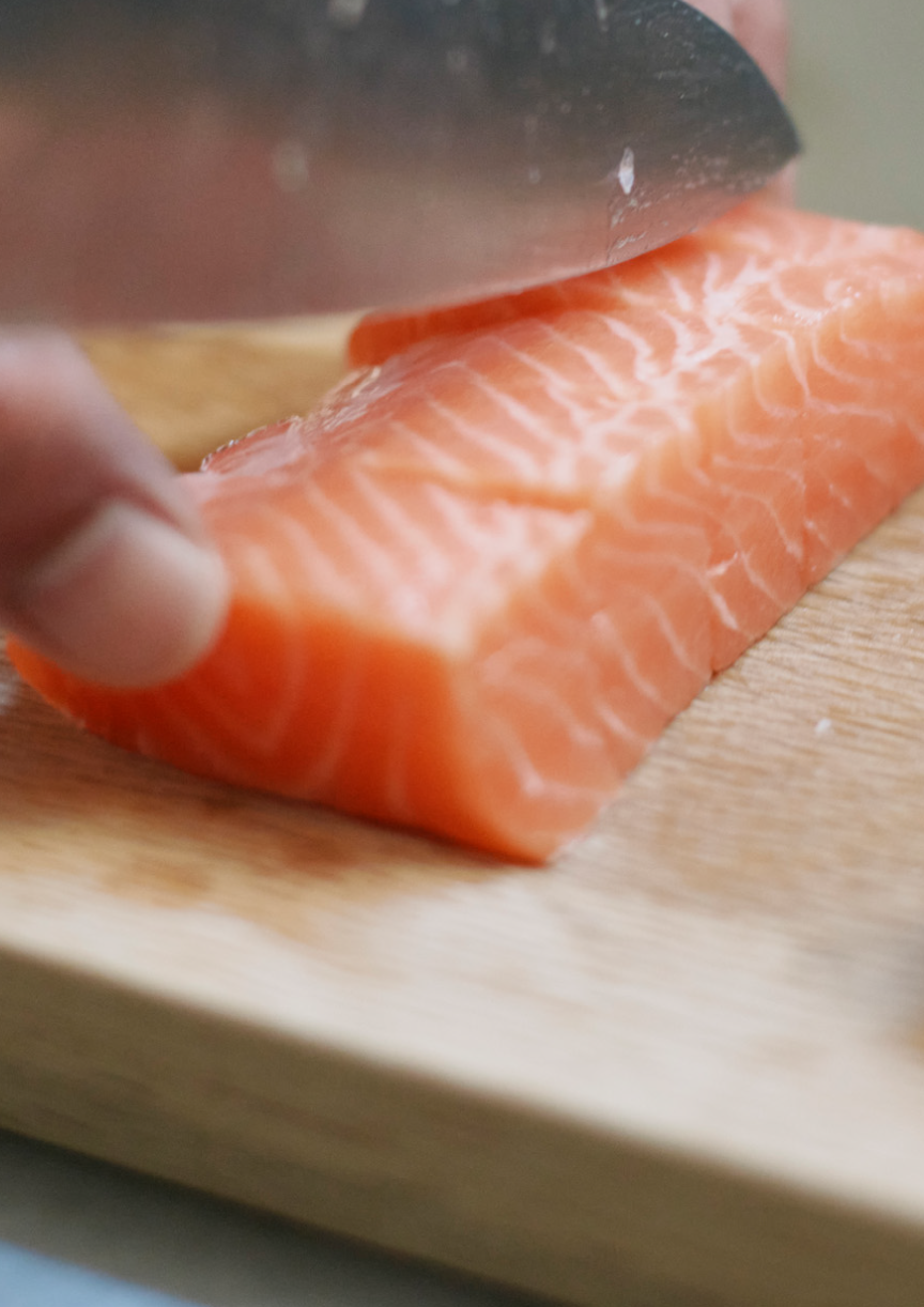 画像：サーモンをサクッと切っているイメージ