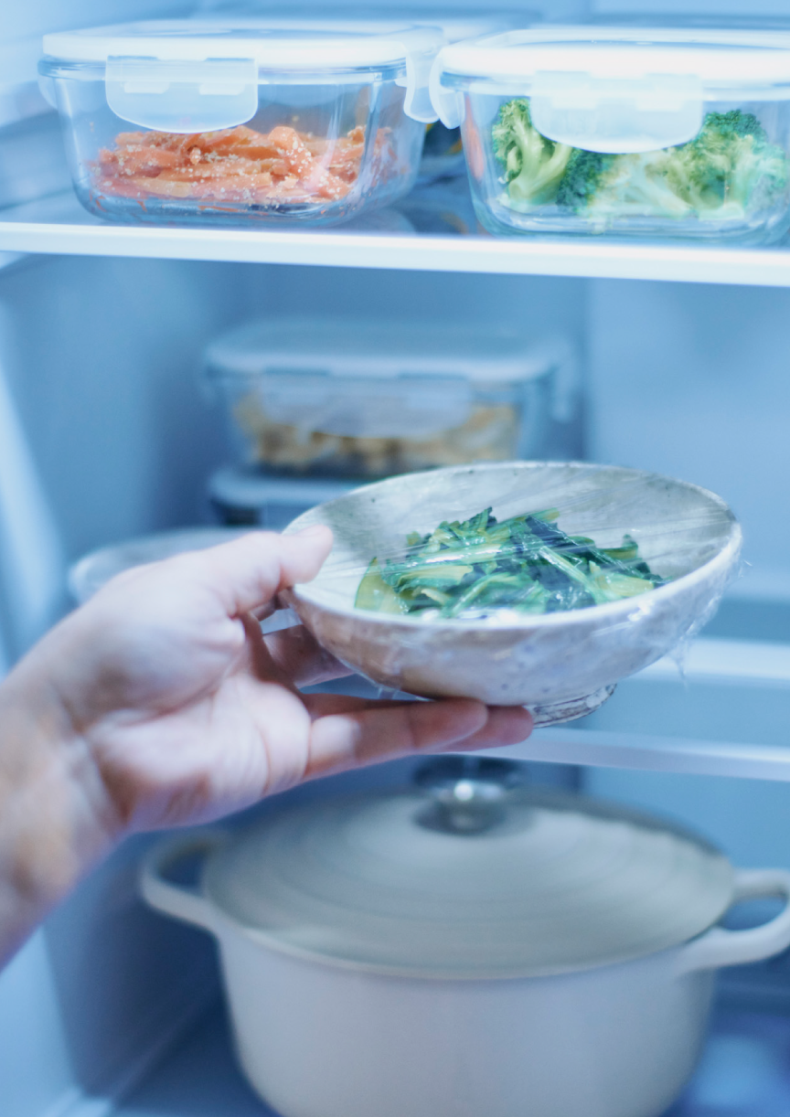 画像：冷蔵室に食品を入れているイメージ