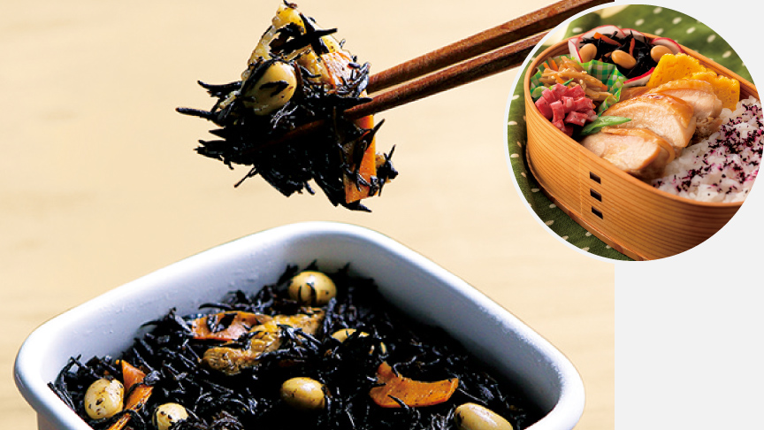 画像：ひじきの煮物をお箸でつまんでいる写真